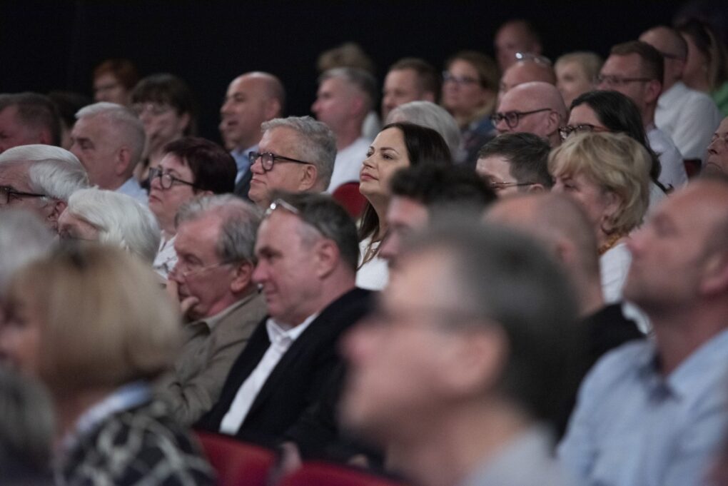 Publiczność siedzi na widowni i słucha debaty w teatrze (kliknięcie powiększy zdjęcie).