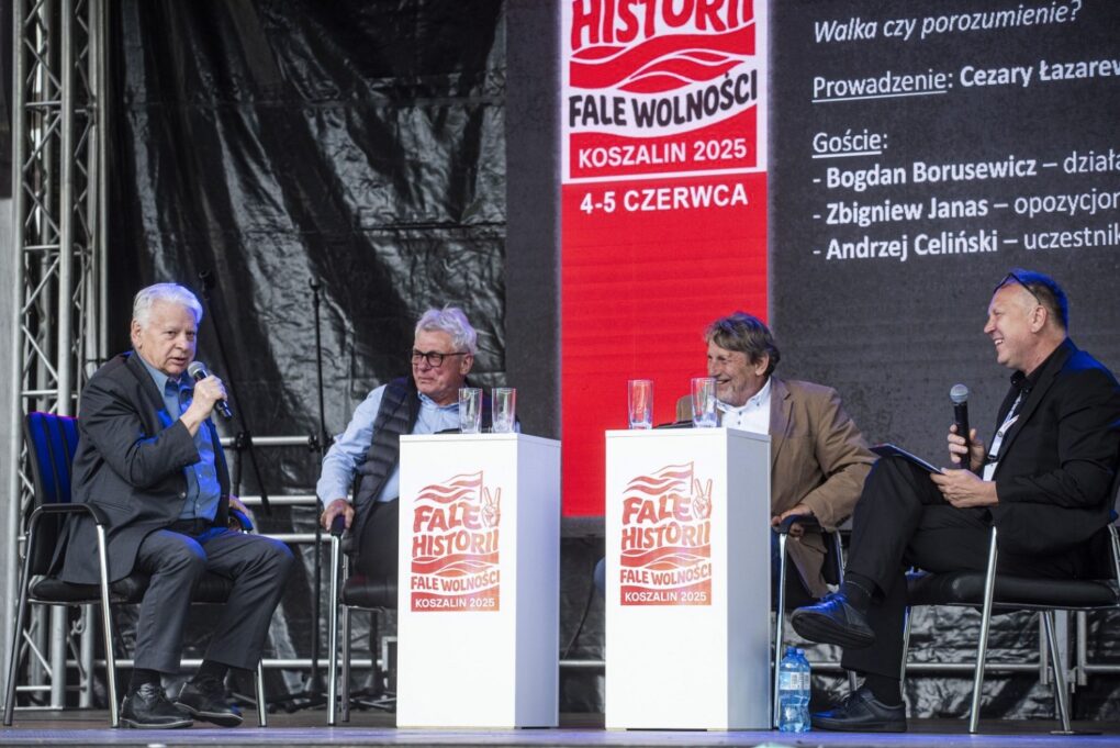 Panel dyskusyjny z udziałem kilku prelegentów siedzących na scenie podczas wydarzenia „Fale Historii” (kliknięcie powiększy zdjęcie).