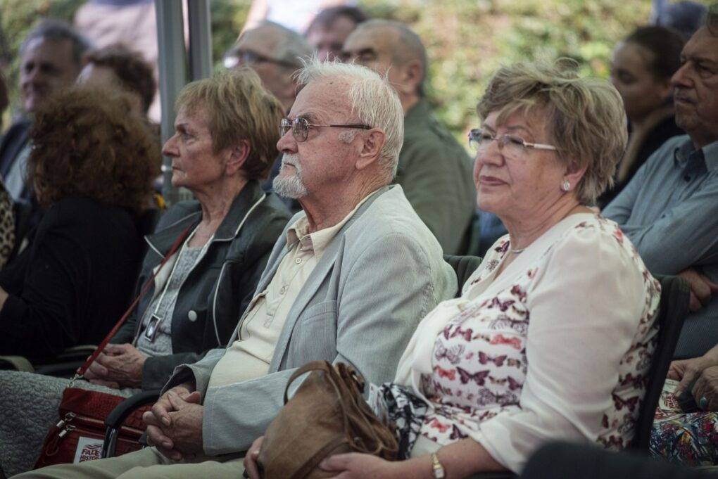 Publiczność siedzi i słucha wystąpień podczas wydarzenia plenerowego „Fale Historii” (kliknięcie powiększy zdjęcie).