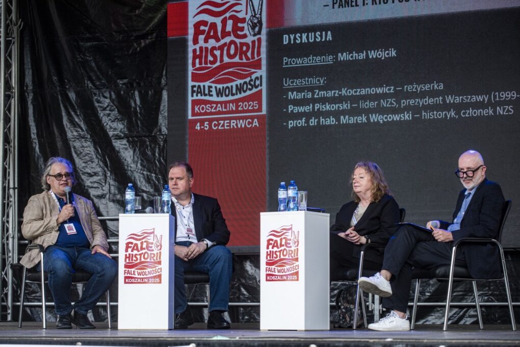 Panel dyskusyjny z udziałem kilku prelegentów siedzących na scenie podczas wydarzenia „Fale Historii” (kliknięcie powiększy zdjęcie).