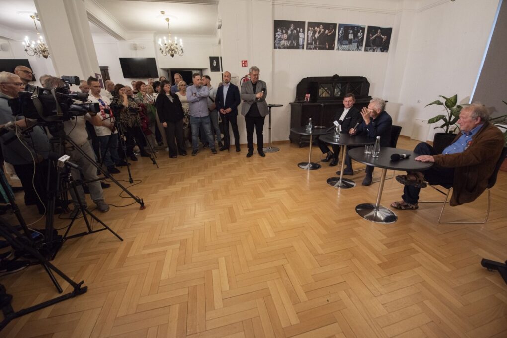 Sala wypełniona uczestnikami i mediami podczas konferencji prasowej w teatrze (kliknięcie powiększy zdjęcie).