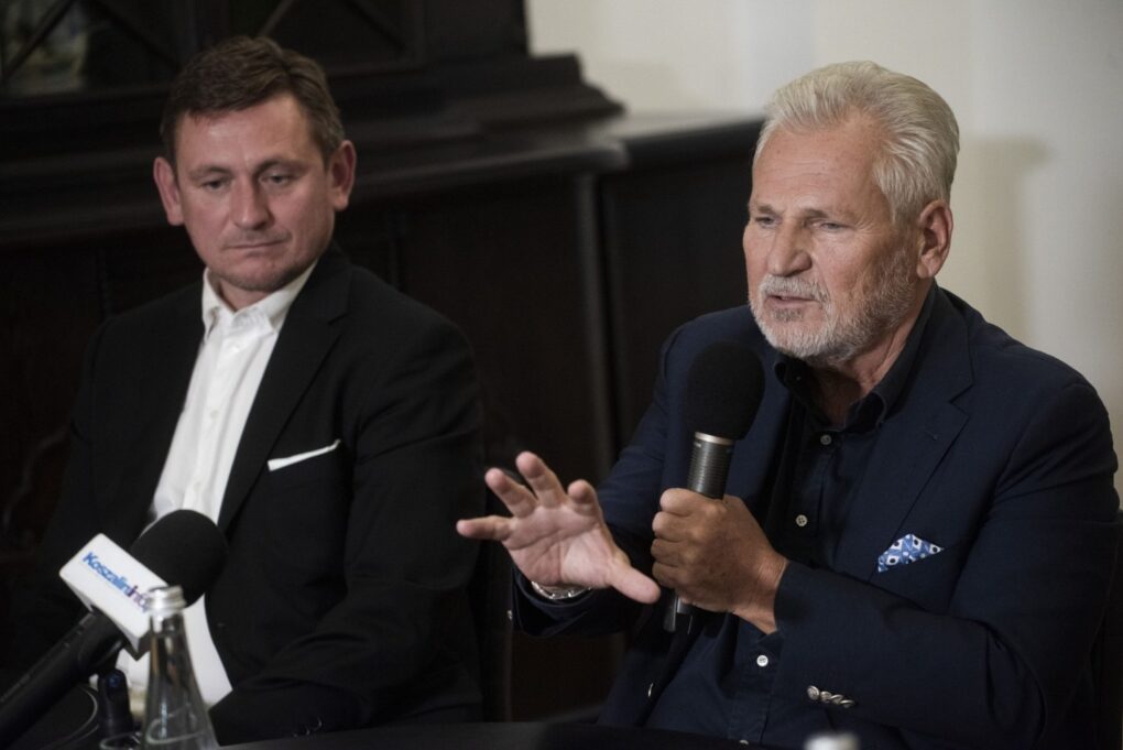 Dwóch mężczyzn siedzi przy stole i bierze udział w konferencji prasowej po debacie (kliknięcie powiększy zdjęcie).