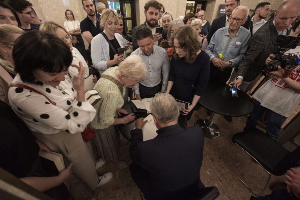 Uczestnicy otaczają gościa wydarzenia, prosząc o autografy i rozmowę (kliknięcie powiększy zdjęcie).