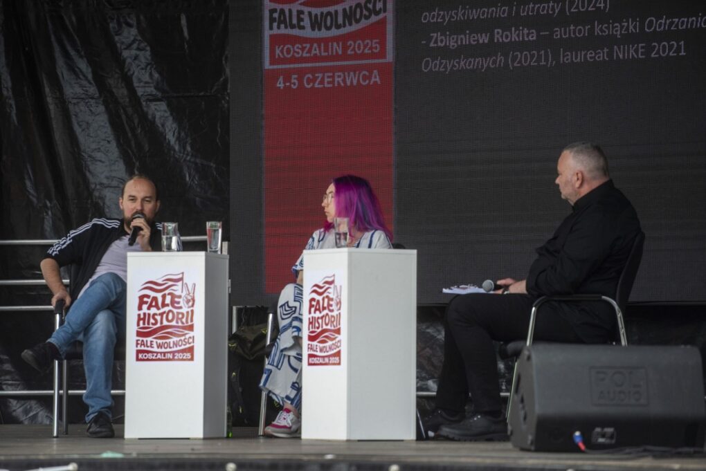 Panel dyskusyjny z udziałem kilku prelegentów na scenie podczas wydarzenia „Fale Historii” (kliknięcie powiększy zdjęcie).