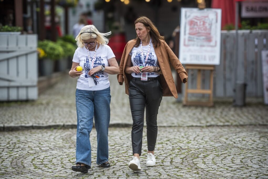 Dwie kobiety przechodzą przez dziedziniec muzeu (kliknięcie powiększy zdjęcie).