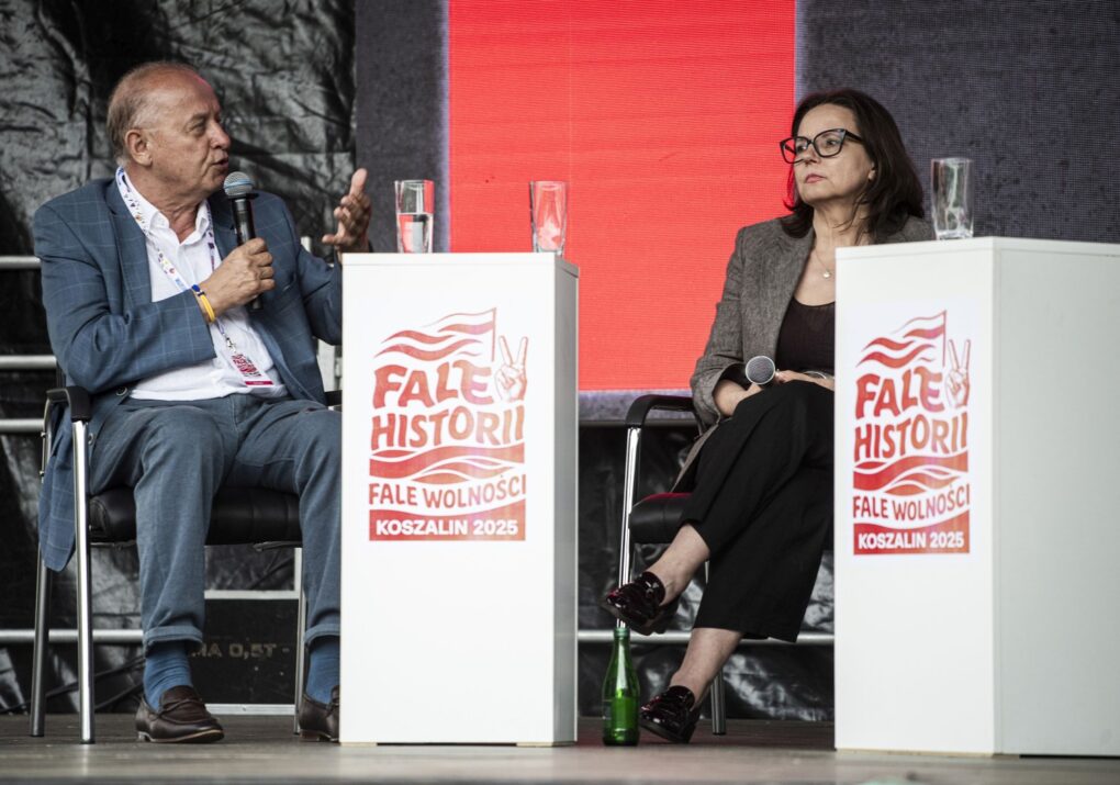 Dwoje prelegentów rozmawia na scenie podczas panelu wydarzenia „Fale Historii” (kliknięcie powiększy zdjęcie).