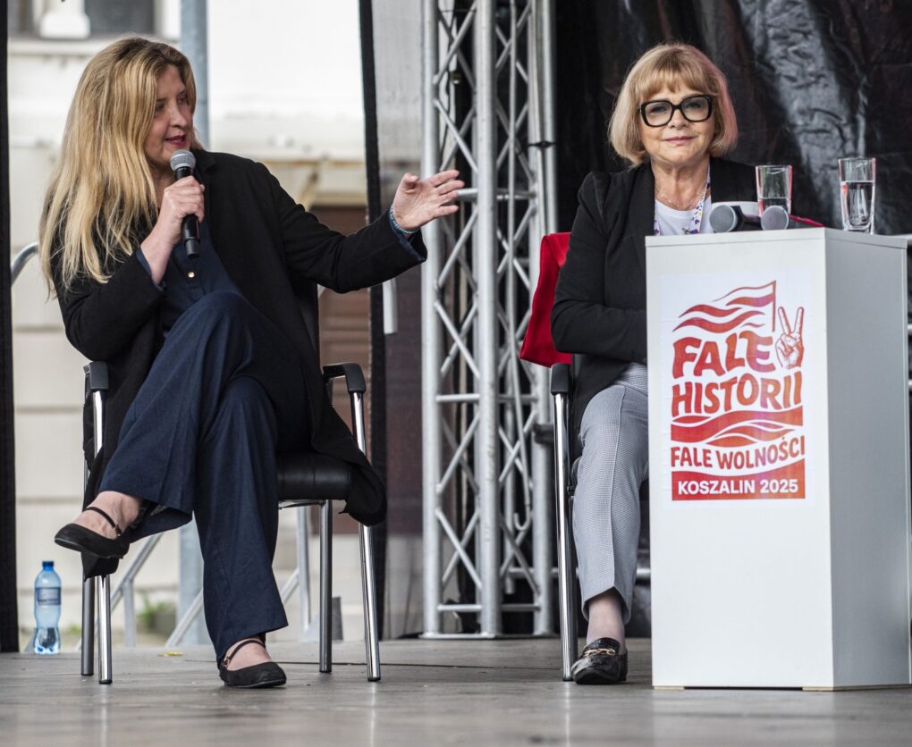 Dwie prelegentki rozmawiają na scenie podczas wydarzenia „Fale Historii” (kliknięcie powiększy zdjęcie).