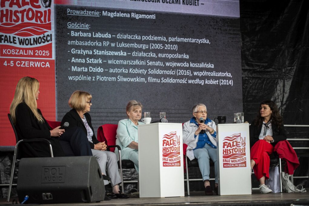 Panel dyskusyjny z udziałem kilku prelegentek na scenie podczas wydarzenia „Fale Historii” (kliknięcie powiększy zdjęcie).