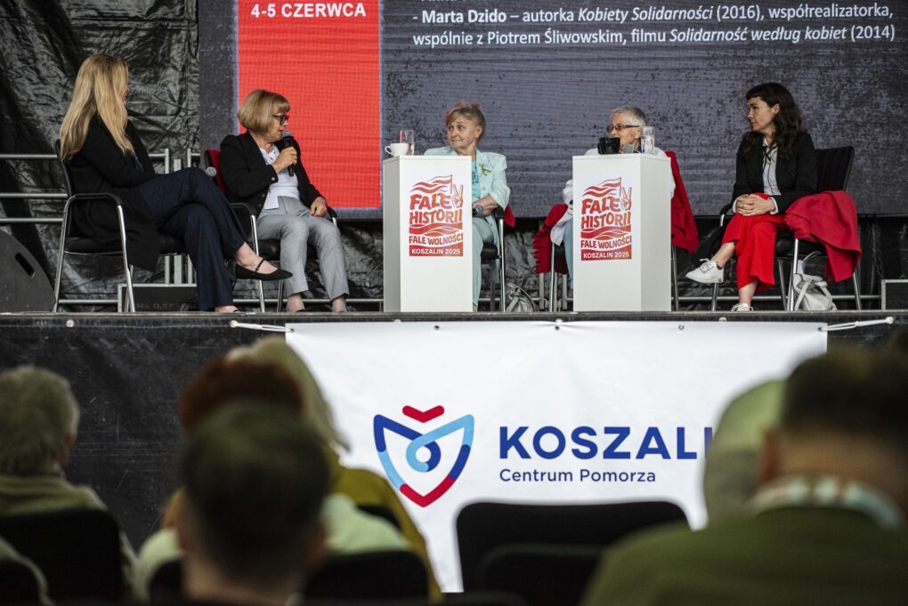 Panel dyskusyjny z udziałem kobiet na scenie podczas wydarzenia „Fale Historii” (kliknięcie powiększy zdjęcie).