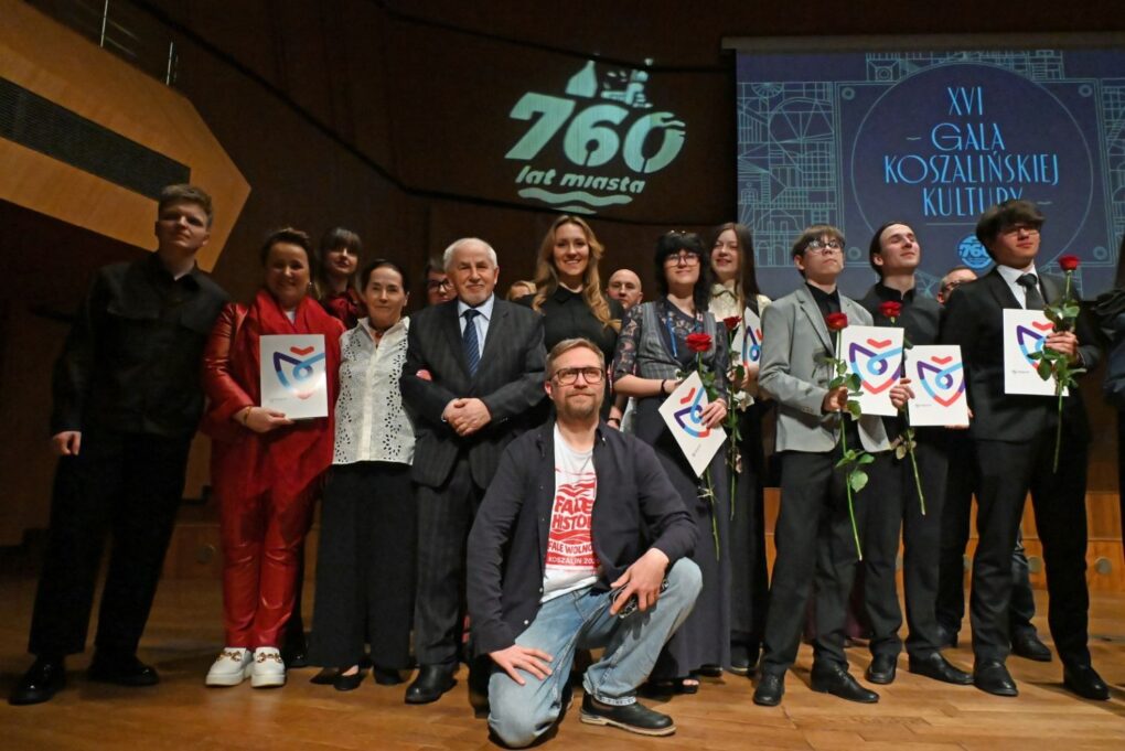 Grupa laureatów stojących na scenie z dyplomami, w tle napis „760 lat miasta” (kliknięcie powiększy zdjęcie).