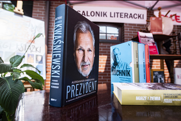 kolaż zdjęć w nagłówku 04 - targi książki