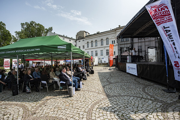 kolaż zdjęć w nagłówku 05 - dziedziniec