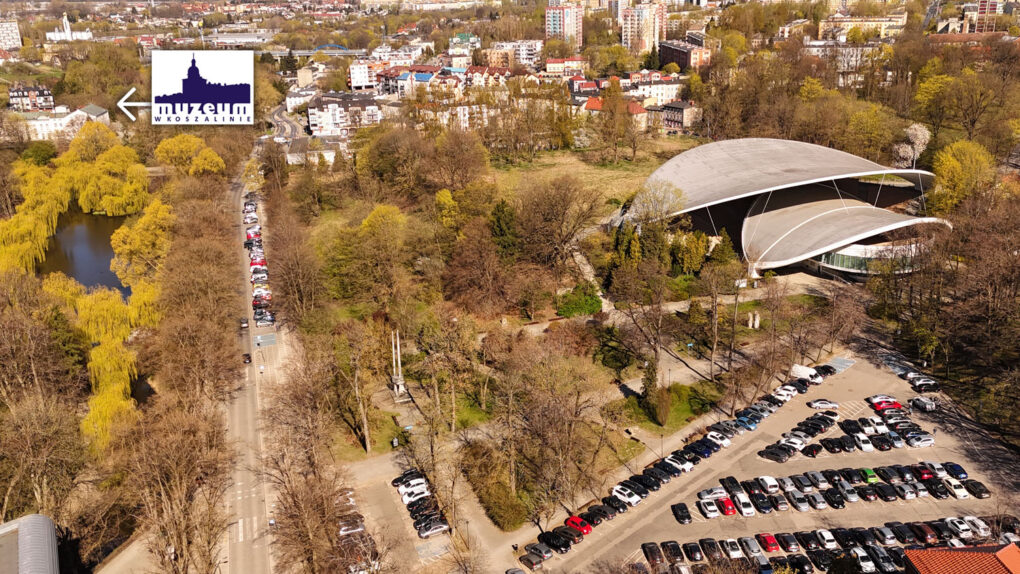 Widok z lotu ptaka na parkingi położone przy Amfiteatrze, obok grafiki szczegółowa lista lokalizacji (kliknięcie powiększy zdjęcie).