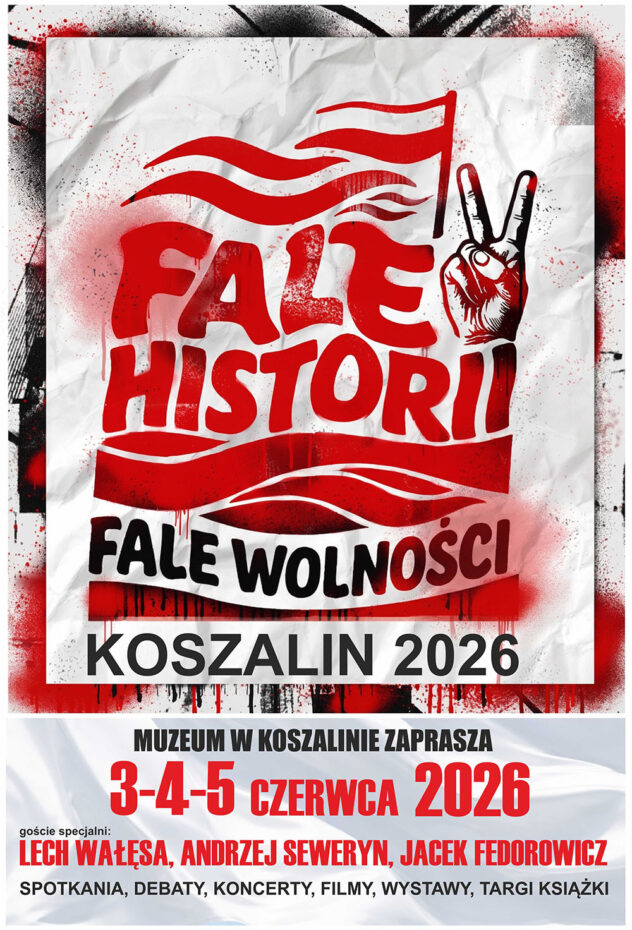 Plakat wydarzenia „Fale Historii – Fale Wolności, Koszalin 2026” w biało-czerwono-czarnej stylistyce graffiti. Na środku duży napis „FALE HISTORII” oraz „FALE WOLNOŚCI”, obok symbol dłoni pokazującej znak zwycięstwa i flaga. Poniżej napis „Koszalin 2026”. W dolnej części informacja: „Muzeum w Koszalinie zaprasza”, daty „3–4–5 czerwca 2026” oraz nazwiska gości specjalnych wraz z wymienionymi atrakcjami wydarzenia.