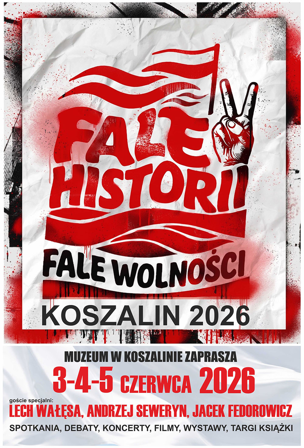 Plakat wydarzenia „Fale Historii – Fale Wolności, Koszalin 2026” w biało-czerwono-czarnej stylistyce graffiti. Na środku duży napis „FALE HISTORII” oraz „FALE WOLNOŚCI”, obok symbol dłoni pokazującej znak zwycięstwa i flaga. Poniżej napis „Koszalin 2026”. W dolnej części informacja: „Muzeum w Koszalinie zaprasza”, daty „3–4–5 czerwca 2026” oraz nazwiska gości specjalnych wraz z wymienionymi atrakcjami wydarzenia.