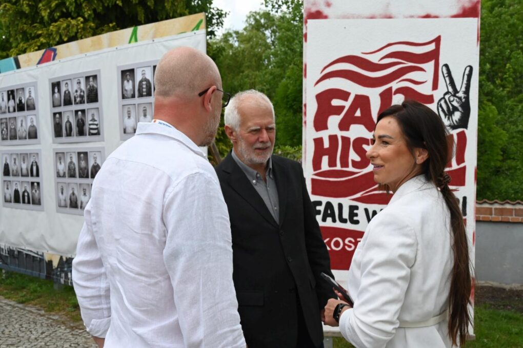 Zaproszeni goście rozmawiają przed plenerową wystawą towarzyszącą festiwalowi „Fale Historii” (kliknięcie powiększy zdjęcie).