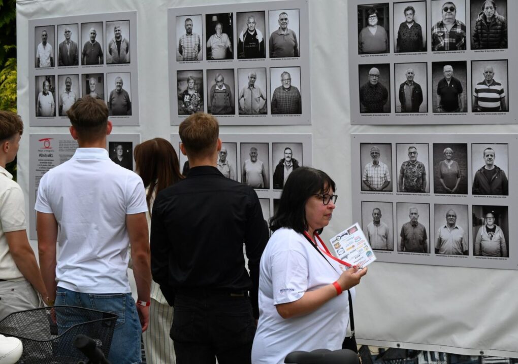 Uczestnicy festiwalu oglądają plenerową wystawę fotografii prezentującą portrety bohaterów związanych z najnowszą historią Polski (kliknięcie powiększy zdjęcie).